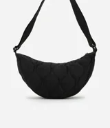 Bandolera negra mediana con textura capitoné y formato de media luna.