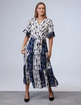 Vestido maxi de gasa estampada en tonos azules con escote en V cruzado y cintura elastizada.