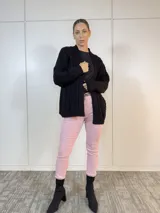 Saco negro de tejido acrílico con diseño abierto y corte largo.