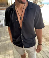 Camisa negra de fibrana con cuello solapa, manga corta y cierre frontal con botones de madera.