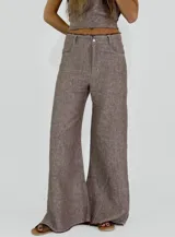 Pantalón de tiro alto color ladrillo, de corte palazzo con aberturas laterales en el ruedo y terminación desflecada.