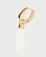 Aro individual dorado con dije colgante de cristal de roca transparente en forma cilíndrica.