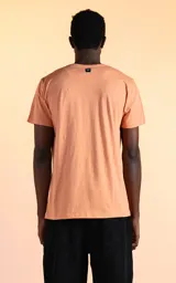Remera color canela de algodón pima peruano, corte slim fit y cuello redondo. Con pliegues diferenciales en cuello, mangas y cintura.