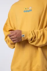 Buzo negro de corte oversize con cuello redondo y estampa de un avión sobre olas.