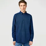 Camisa de manga larga azul índigo de denim con cuello abotonado y logo bordado en el pecho.