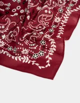 Pañuelo de algodón color bordó con estampado floral en blanco.