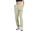 Pantalón de jogging color verde claro, con cintura elástica y logo de New Balance bordado en blanco en la cadera.