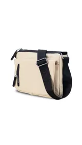 Bandolera color beige de nylon, con correa larga negra regulable. Tiene un bolsillo delantero con tapa, dos bolsillos internos (uno con cierre) y un bolsillo trasero.