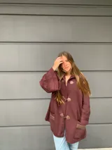 Saco capa bordo de lana con cierre de broches tipo duffle coat y mangas anchas con detalle de tejido trenzado.