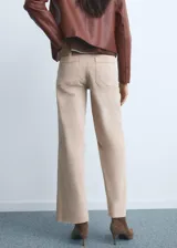 Jeans de tiro alto con diseño culotte y corte wide leg. Presentan un acabado con bajo deshilachado, cierre de cremallera con botón y bolsillos traseros de parche.