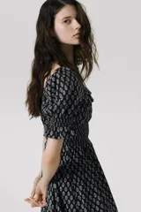 Vestido corto de crepé de algodón con estampado floral en blanco y negro, escote cuadrado con volantes, mangas cortas abullonadas con elástico en los puños, cuerpo ajustado con elástico y falda con vuelo.