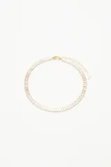 Gargantilla dorada con strass rectangulares.