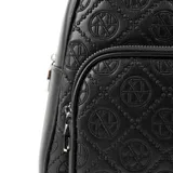 Mochila negra de símil cuero con diseño acolchado con el logo de XL Extra Large bordado en la parte frontal. Tiene acceso con cierre, un bolsillo externo con cierre y bolsillos internos (uno con cierre y dos abiertos). La correa es regulable y los herrajes son plateados. El interior está forrado en tela de algodón y poliéster.