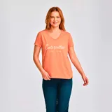 Remera color salmón con cuello en V y logo de Caterpillar estampado en el pecho.