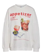 Buzo oversize de color blanco roto con cuello redondo y hombros caídos. Presenta un estampado frontal de estilo vintage con un cóctel (Americano) y aperitivos (aceitunas y snacks), junto con texto en rojo que dice "appetizer", "my only recipe w/ friends" y "o'clock".