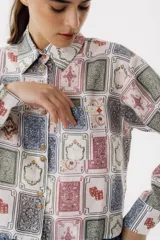 Camisa de lino estampada con motivos de naipes en tonos azul, verde, rojo y blanco.