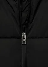 Campera puffer larga color beige, con capucha, cierre frontal con cremallera y bolsillos laterales con cierre.