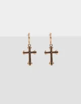 Aros dorados tipo argolla con dije de cruz esmaltada en negro.