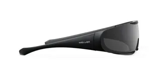 Gafas de sol negras con montura envolvente y lentes reflectantes. Protección UV 400, lente con film anti-scratch y super hidrofóbico. Fabricadas con material bio-based G850.