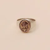 Anillo de plata 925 con aplique en oro 9k, con diseño alusivo a la profesión de enfermería.
