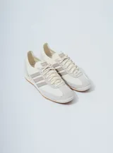 Championes Adidas SL 72 OG, color blanco hueso con detalles en gris topo, confeccionados en nylon y gamuza, con las tres tiras laterales en cuero sintético y suela de goma marrón.