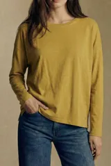 Remera oversize de manga larga color mostaza, confeccionada en algodón peinado con efecto lavado.