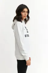 Hoodie gris con capucha y cordones ajustables. Estampado frontal con la palabra 'OTHERSIDE' y las siglas 'OTH' en azul marino.
