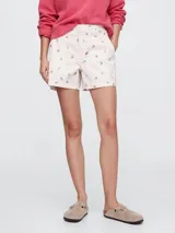 Bermuda color crema con estampado de motivos florales y geométricos en tonos pastel.