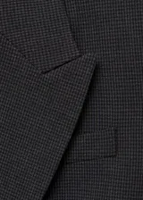 Chaqueta gris con estampado de micro pata de gallo, cuello con solapa, cierre frontal con botón, dos bolsillos delanteros con ribete y solapa, manga larga abotonada y forro interior.