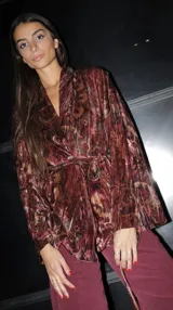 Chaqueta tipo kimono de terciopelo estampado en tonos marrones y azules, con corte cruzado y lazo para ajustar en la cintura.