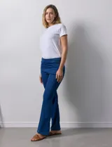 Jegging azul oscuro marca Zac & Rachel con pretina elastizada, bolsillos delanteros y traseros, y terminación bootcut.