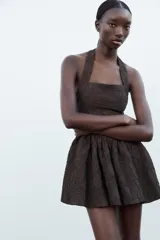 Vestido corto marrón con textura, cuello halter y escote recto.