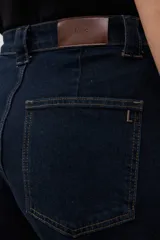 Bermuda de jean color azul oscuro, de corte recto y largo hasta la rodilla.