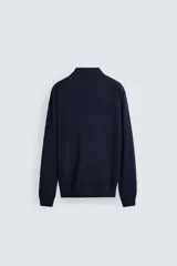 Polo de manga larga color negro, tejido en hilatura con mezcla de algodón y seda, de corte regular fit, con cuello solapa y cierre frontal de botonadura.