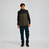Chaleco acolchado Caterpillar, color marrón con parte superior negra, cierre frontal con cremallera, cuello alto y bolsillos laterales con cierre.