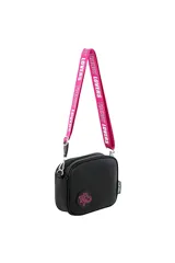 Bandolera color beige con correa larga azul y logo de la marca en el frente.