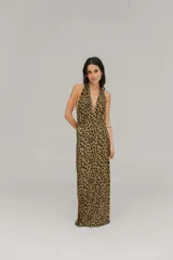 Vestido largo con estampado animal print de leopardo, escote halter y espalda descubierta.