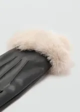 Guantes negros de cuero sintético con puños de piel sintética color crema.