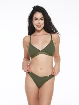Conjunto de bikini verde militar con corpiño triangular de breteles finos y bombacha clásica.