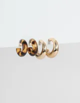 Set de dos pares de aros argollas chunky, un par con estampado animal print y otro par dorado.