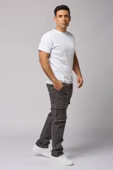 Pantalón cargo color marrón claro de gabardina, corte recto y tiro medio, con bolsillos laterales con solapa y bolsillos traseros.