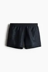 Short de baño negro con estampado de líneas onduladas en tono más oscuro. Cuenta con cintura elástica, cordón de ajuste interno, bolsillos laterales y suspensor interno de malla.