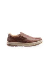 Zapato sin cordones de cuero marrón, con diseño liso y suela resistente.