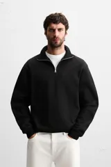 Sudadera regular fit color bordó, con cuello alto y cierre frontal de cremallera. Manga larga y acabados en rib.