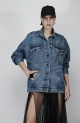 Chaqueta de jean oversize de corte amplio y lavado azul clásico, ideal para looks casuales.
