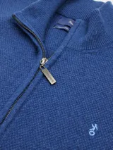 Campera de lana color beige con cierre frontal y cuello alto.