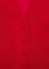 Chaleco de vestir rojo con escote en V y cierre frontal con botones.