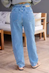 Pantalón de jean celeste de corte babucha con lazo ajustable en la cintura.