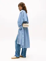 Bandolera Tommy Hilfiger color crema con logo de la marca en dorado en el frente.