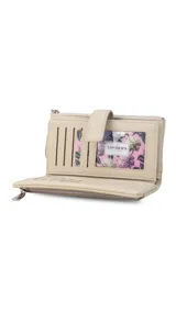 Billetera de mujer color beige, con presilla con broche, correa de mano, tarjeteros internos, monedero con cierre y bolsillo para billetes.